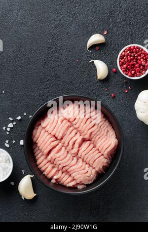 Ingredienti cutlet pollame farce carne con uovo in un piatto su sfondo nero vista dall'alto Foto Stock