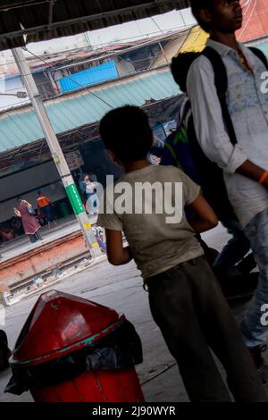 il mendicante indiano si trova in una stazione ferroviaria. Concetto - educazione dei bambini. Foto Stock