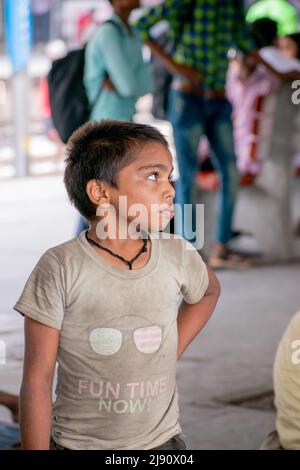 il mendicante indiano si trova in una stazione ferroviaria. Concetto - educazione dei bambini. Foto Stock