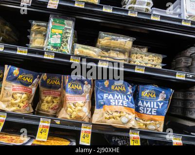 Woodinville, WA USA - circa Aprile 2022: Vista ad angolo di una varietà di pasta fresca e ravioli in vendita all'interno di un negozio di alimentari fresco Haggen Northwest Foto Stock