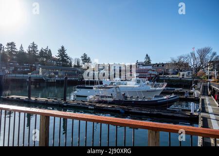 Friday Harbor, WA USA - circa 2021 novembre: Vista ad angolo di grandi barche ancorate al porto sull'isola di San Juan. Foto Stock