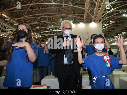 Torino, Italia. 19th maggio 2022. Torino, Italia Fiera Internazionale del Libro di Torino XXXIII edizione inaugurazione istituzionale con intervento di Patrizio Bianchi Ministro dell'Educazione che incontra alcuni studenti delle scuole superiori che parlano con il Ministro e cantano con lui l'inno nazionale italiano nella foto: Patrizio Bianchi Ministro dell'Educazione con gli studenti credito: Agenzia fotografica indipendente/Alamy Live News Foto Stock