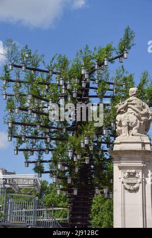 Londra, Inghilterra, Regno Unito. 19th maggio 2022. La scultura "albero degli alberi" di Thomas Heatherwick è vista fuori da Buckingham Palace, mentre i preparativi per le celebrazioni del Giubileo del platino della Regina, segnando il 70th anniversario dell'adesione della Regina al trono. Il 2nd-5th giugno si svolgerà uno speciale weekend Platinum Jubilee esteso. (Credit Image: © Vuk Valcic/ZUMA Press Wire) Foto Stock