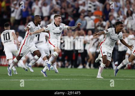 Siviglia, Spagna. 18th maggio 2022. I giocatori di Eintracht Frankfurt festeggiano dopo aver vinto il calcio di punizione durante la finale della UEFA Europa League 2022 - Eintracht vs Rangers, partita di calcio Europa League a Siviglia, Spagna, maggio 18 2022 Credit: Independent Photo Agency/Alamy Live News Foto Stock