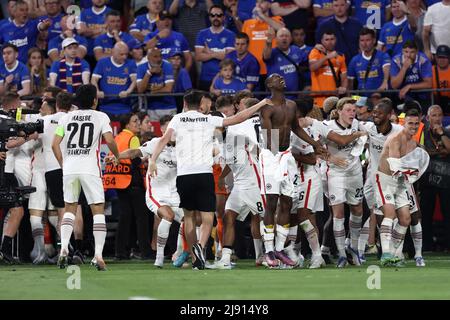 Estadio Ramon Sanchez-Pizjuan, Siviglia, Spagna, 18 maggio 2022, I giocatori di Eintracht Frankfurt festeggiano dopo aver vinto il calcio di punizione durante la UEFA E. Foto Stock