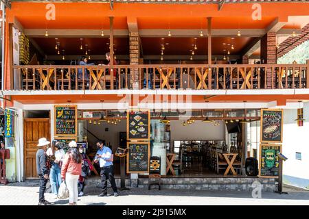 Bar/ristoranti colorati a Aguas Calientes, Cusco Regione, Perù. Foto Stock