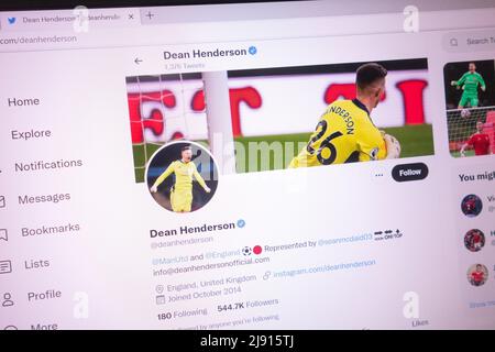 KONSKIE, POLONIA - 18 maggio 2022: Account Twitter ufficiale Dean Henderson visualizzato sullo schermo del laptop Foto Stock