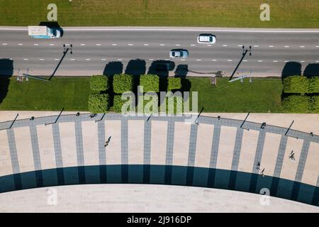 Antenna verticale vista dall'alto in basso shot e guardando verso il basso sul parco cittadino di Krasnodar, Russia Foto Stock