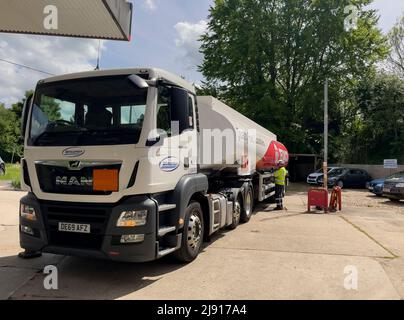 Hampshire, Inghilterra, Regno Unito. 2022. Autocisterna che fornisce carburante ad un distributore di benzina nell'Hampshire, tubi di impilamento operativi via sul lato del camion. Foto Stock