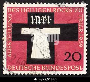 GERMANIA - CIRCA 1959: Un francobollo stampato in Germania mostra il Santo mantello di Treviri, mostrando del senza giunture di Cristo alla Cattedrale di Treviri, circa Foto Stock