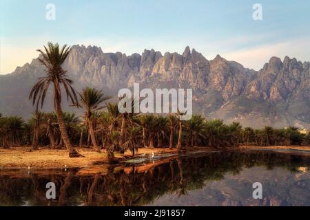 Catena montuosa del Diksam Plateau a Socotra, Yemen, presa nel novembre 2021, dopo essere stata trattata con bracketing per esposizione Foto Stock