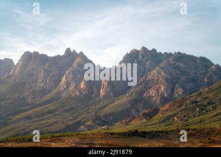 Catena montuosa del Diksam Plateau a Socotra, Yemen, presa nel novembre 2021, dopo essere stata trattata con bracketing per esposizione Foto Stock