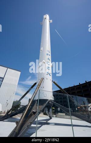 Primo piano dell'icona Falcon-9 sullo storico razzo volato e recuperato Booster, una esposizione verticale permanente presso la sede di SpaceX a Hawthorne... Foto Stock