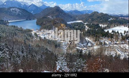 Vista panoramica sul lago Alpsee con il castello di Hohenschwangau. Baviera, Germania, Europa. Foto Stock