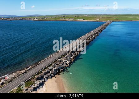 Veduta aerea della Churchill Barrier no.1 che collega la terraferma a Lamb Holm, Isole Orkney, Scozia Foto Stock