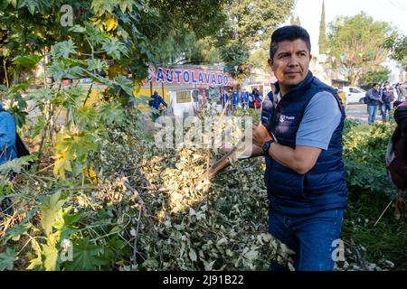 I vicini effettuano una giornata di pulizia in un burrone nella città di Puebla Foto Stock