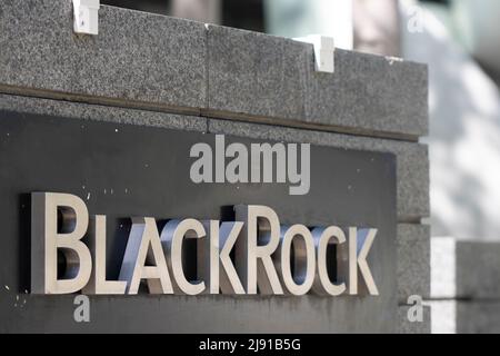 Il logo Blackrock è visibile all'ingresso dell'ufficio della società di gestione degli investimenti a San Francisco, California, domenica 1 maggio 2022. Foto Stock