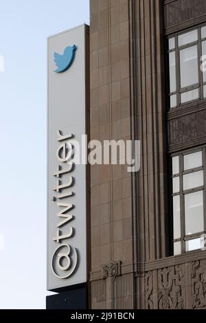 Primo piano del cartello Twitter visto nella sua sede a San Francisco, California, al tramonto, domenica 1 maggio, 2022. Foto Stock