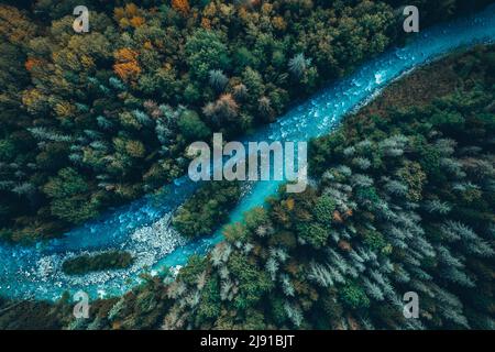 Vista aerea dall'alto del fiume e della foresta di Montain Foto Stock