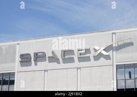 Primo piano del logo SpaceX visto nella sua sede centrale a Hawthorne, California, visto il 10 maggio 2022. Foto Stock