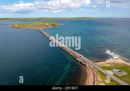 Veduta aerea della barriera Churchill No.2 che collega Lamb Holm e Glimps Holm, isole Orkney, Scozia. Foto Stock