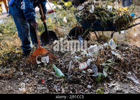 I vicini effettuano una giornata di pulizia in un burrone nella città di Puebla Foto Stock