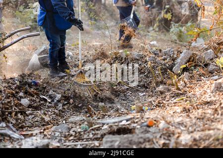 I vicini effettuano una giornata di pulizia in un burrone nella città di Puebla Foto Stock