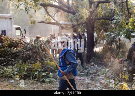 I vicini effettuano una giornata di pulizia in un burrone nella città di Puebla Foto Stock