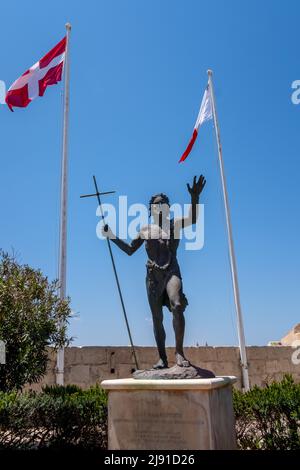 Statua di San Giovanni Battista e bandiere maltesi, Forte Sant'Angelo, Vittoriosa (Birgu), le tre Città, Malta Foto Stock
