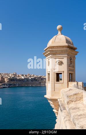 Torre della Guardia e Vista della Valletta e del Grand Harbour, Giardini di Gardjola, Senglea (l'Isla), le tre Città, Malta Foto Stock