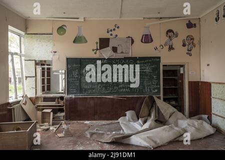 Merefa, Ucraina. 19th maggio 2022. Osservazioni derogatorie nei confronti del presidente russo Vladimir Putin, sono scritte su un bordo di gesso nella scuola secondaria di Merefa che è stato danneggiato dopo che i russi l'hanno gettato a Merefa, Ucraina, a sud di Kharkiv, mercoledì 18 maggio, 2022. La Finlandia e la Svezia hanno formalmente presentato domande di adesione all'alleanza militare NATO all'inizio di mercoledì, ponendo fine ai decenni di neutralità militare dei paesi nordici dopo la guerra della Russia in Ucraina. Foto di Ken Cedeno/UPI Credit: UPI/Alamy Live News Foto Stock