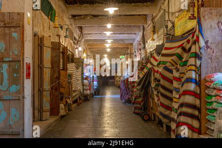 Doha, Qatar- Maggio 05,2022: Qatar tradizionale mercato souq waqif di notte. Una delle principali destinazioni turistiche in qatar. Foto Stock