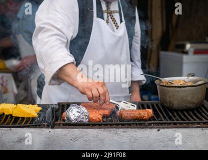Mititei (rotoli di carne macinata) e porridge di farina gialla di mais (mammaliga) sulla griglia. Piatto tradizionale rumeno Foto Stock