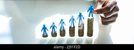 Salario minimo e aumento salario. Compensazione e profitto assicurativi Foto Stock