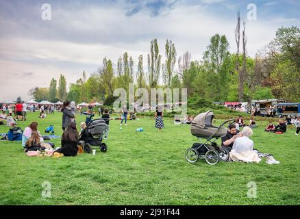 Bucarest, Romania - 04.15.2022: Persone che si rilassano e si divertono sull'erba nel parco del re Mihai i (Herestrau), a Bucarest Foto Stock