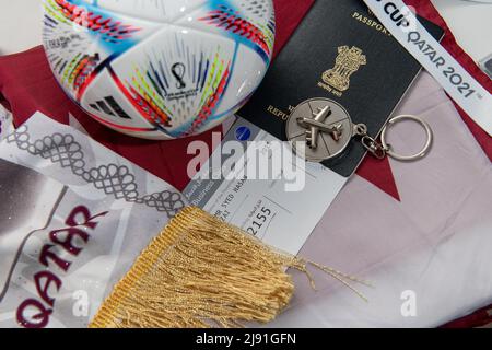 Aereo da viaggio Qatar. FIFA World Cup 2022 partita palla con passaporto. Concetto di sport e viaggi Foto Stock