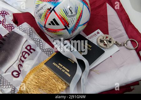 Aereo da viaggio Qatar. FIFA World Cup 2022 partita palla con passaporto. Concetto di sport e viaggi Foto Stock