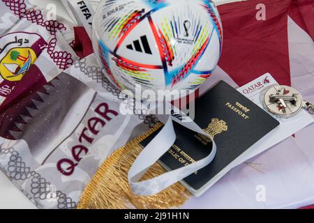 Aereo da viaggio Qatar. FIFA World Cup 2022 partita palla con passaporto. Concetto di sport e viaggi Foto Stock