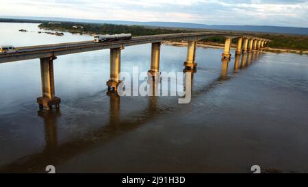 Ibotirama, bahia, brasile - 18 maggio 2022: ponte sul fiume Sao Francisco nella città di Ibotirama, nella Bahia occidentale. Foto Stock