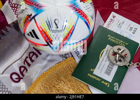 Aereo da viaggio Qatar. FIFA World Cup 2022 partita palla con passaporto. Concetto di sport e viaggi Foto Stock