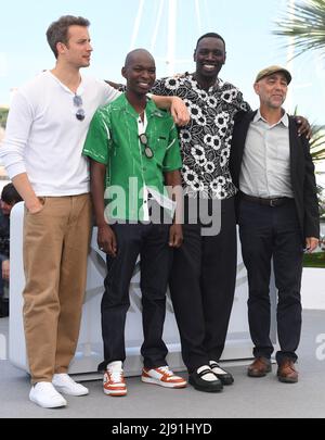 Cannes, Francia. 19th maggio 2022. Gli attori francesi Jonas Bloquet, Alassane Diong, il regista Mathieu Vadepied e l'attore Omar Sy partecipano alla foto di Padre e Soldato al Palais des Festivals al Festival del Cinema di Cannes del 75th, in Francia, giovedì 19 maggio 2022. Foto di Rune Hellestad/ Credit: UPI/Alamy Live News Foto Stock