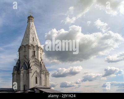 Frammento di torre di pietra bianca vecchia chiesa ortodossa contro cielo nuvoloso. Vista dal basso. Foto Stock