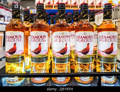 Samara, Russia - 14 maggio 2022: Bevanda alcolica forte famoso scotch whisky Grouse sulla mensola in un superstore. Vari imbottigliati alcolici forti bever Foto Stock