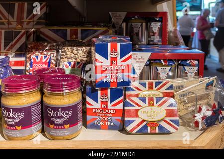 Platinum Jubilee tè e cibi in vendita in un negozio di fattoria, maggio 2022, Inghilterra, Regno Unito Foto Stock