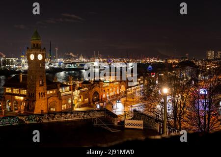 Amburgo, Germania: St. Pauli Landungsbruecken ad Amburgo, Germania di notte. I St. Pauli Piers sono una delle maggiori attrazioni turistiche di Amburgo Foto Stock