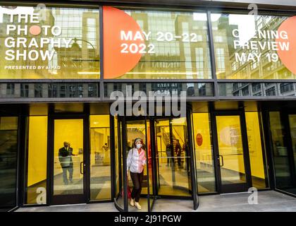 New York, Stati Uniti. 19th maggio 2022. La Photography Show presentata dall'AIPAD (Association of International Photography Art Dealers) si è aperta oggi in un nuovo sito nella Fifth Avenue di New York. Lo spettacolo riunisce 49 delle più importanti gallerie di fotografia d'arte del mondo. Credit: Enrique Shore/Alamy Live News Foto Stock