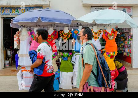 Persone che indossano maschere facciali camminare su una strada in Campeche Messico , Covid-19 Pandemic Foto Stock