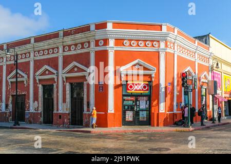 Minimarket Oxxo nel quartiere Santiago del centro storico, Merida Mexico Foto Stock