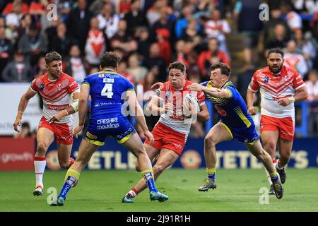 Warrington, Regno Unito. 19th maggio 2022. Jack Welsby #1 di St Helens è affrontato da Matty Ashton #5 di Warrington Wolves a Warrington, Regno Unito il 5/19/2022. (Foto di Mark Cosgrove/News Images/Sipa USA) Credit: Sipa USA/Alamy Live News Foto Stock