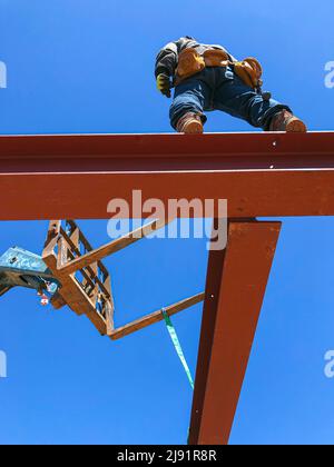 struttura di telaio, lavoratore che mette in metallo trave Foto Stock